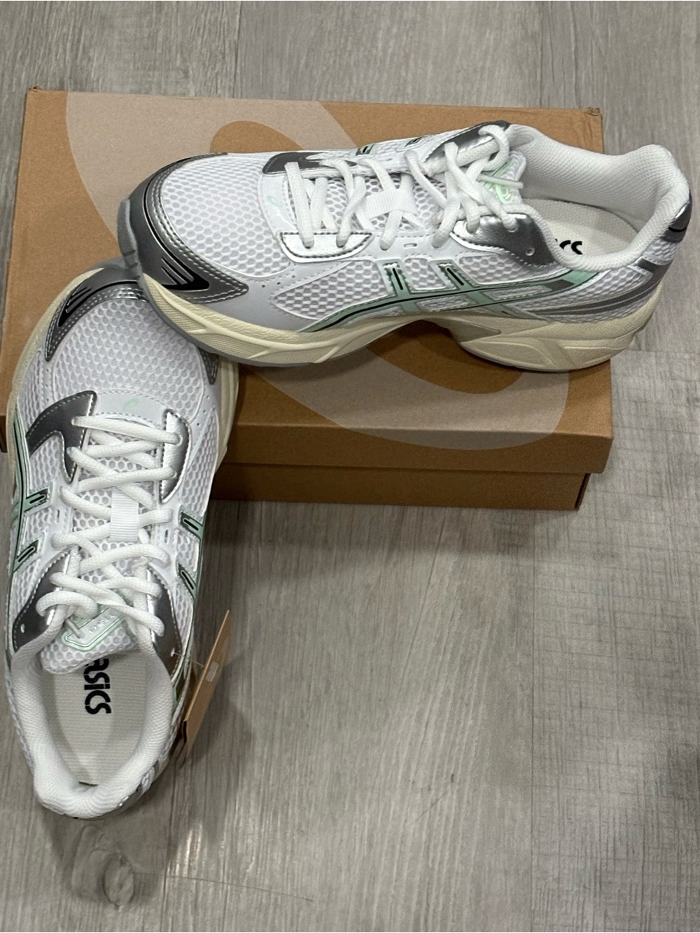ASICS White Running Sneakers with Silver and Mint Accents Size 6 BNWT